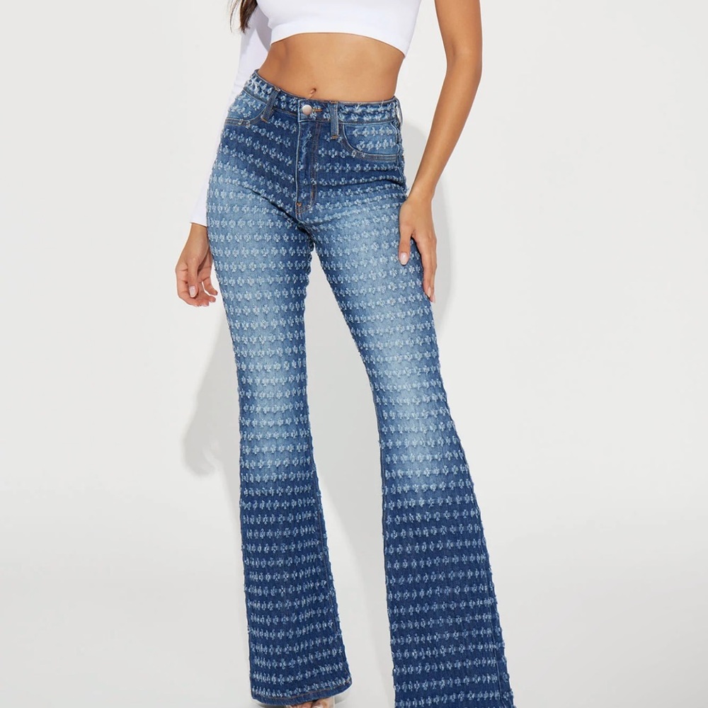 DISTRESSED JEANS